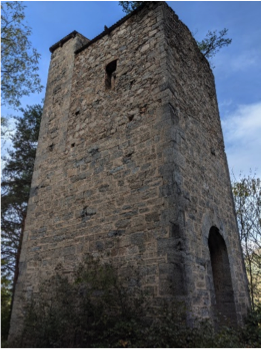 La torre del fre de l'estació carregadora de Toralles